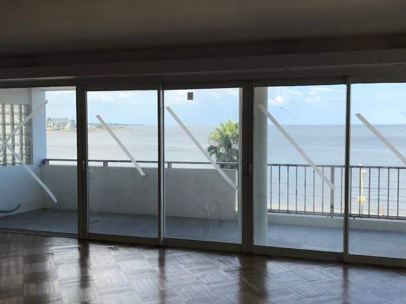 puerta exterior con vidrio templado uruguay - ALVANO aluminio y herreria | Construex